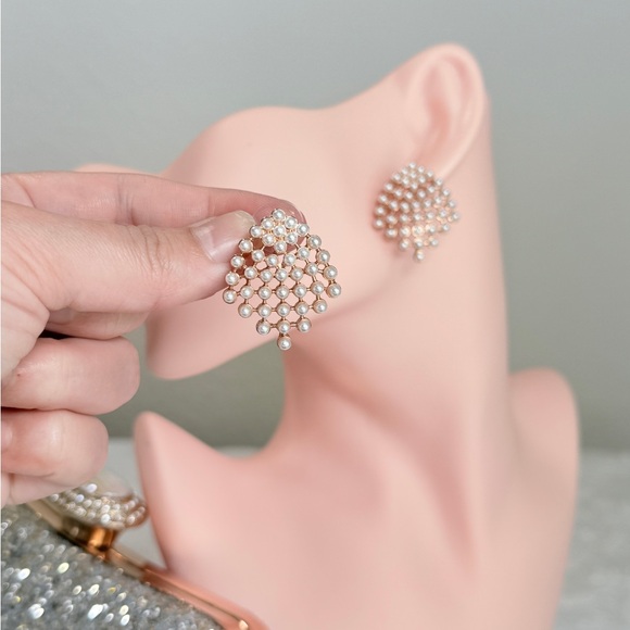 ⚜️ Elegant Gold and Pearl Earrings - Picture 6 of 8